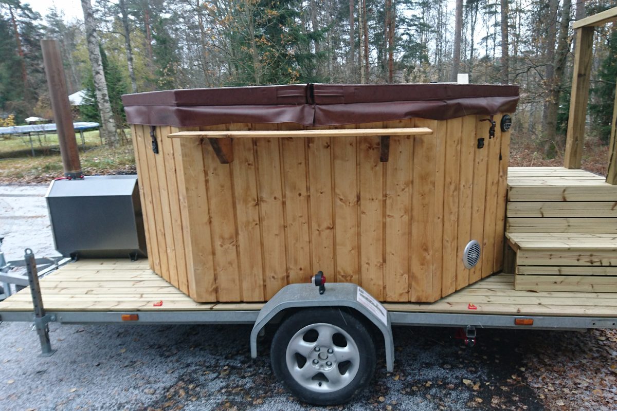 Anne-palju puuverhoiltuna peräkärryllä, kamina edessä ja portaat sivulla